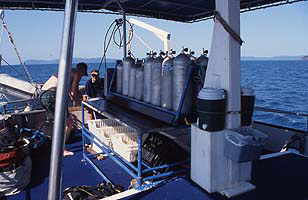 Tauchdeck auf dem Schiff mit den Sauerstoff-Flaschen.