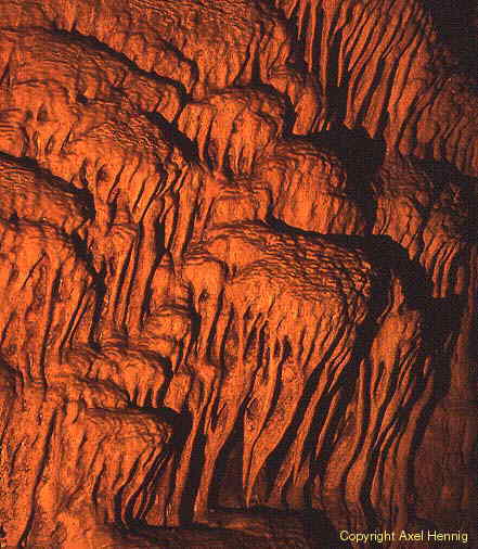 Travertin an der Höhlenwand