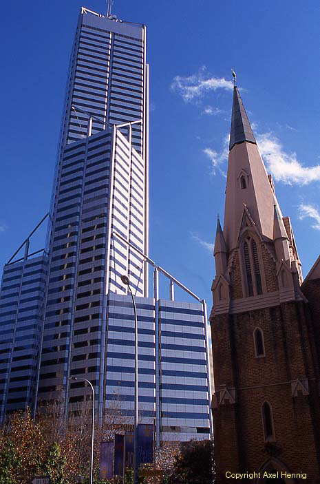 Hochhaus mit Kirche in Perth