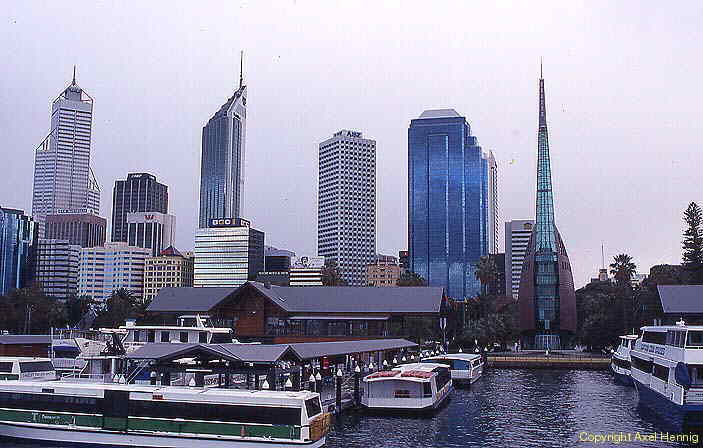 Docks mit Skyline von Perth