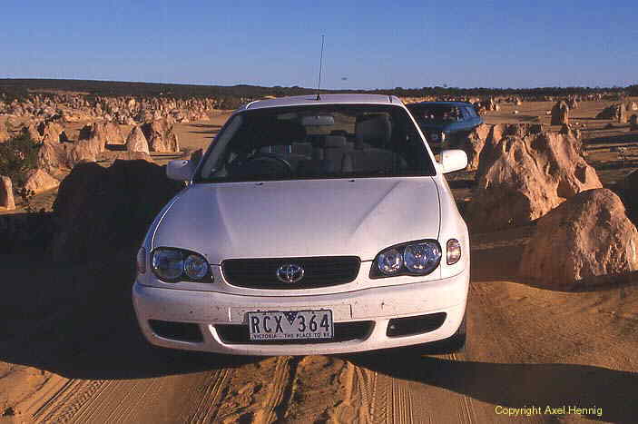 Auto zwischen Pinnacles im Nambung NP