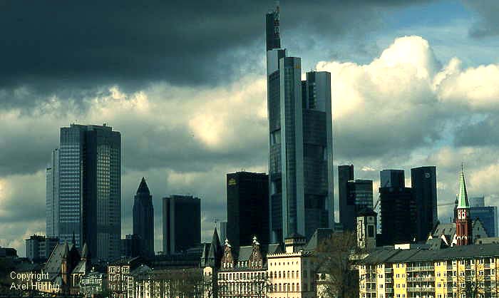 Mainufer mit Skyline
