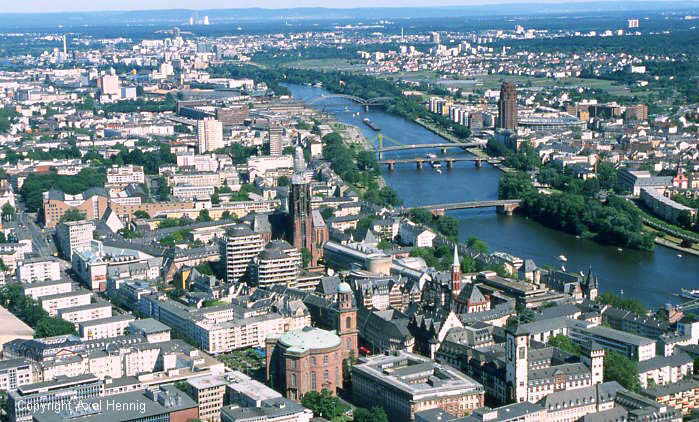 Main Tower-Blick: Main und Altstadt