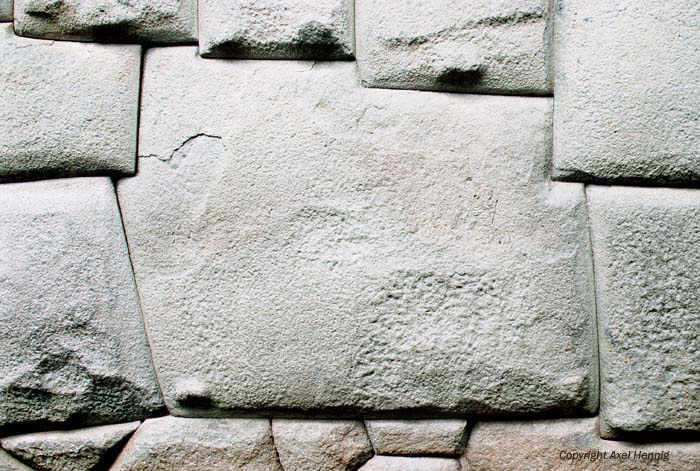 zw&ouml;lfeckiger Stein