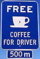 Autofahrer trinken Kaffee gratis